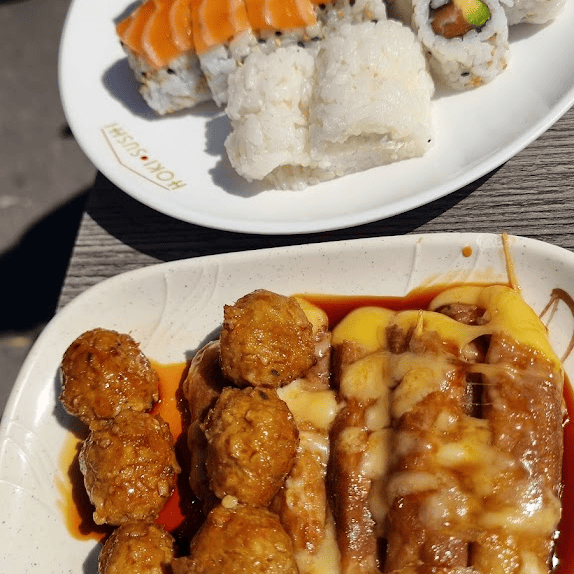 Assiette de brochettes de viandes et de makis