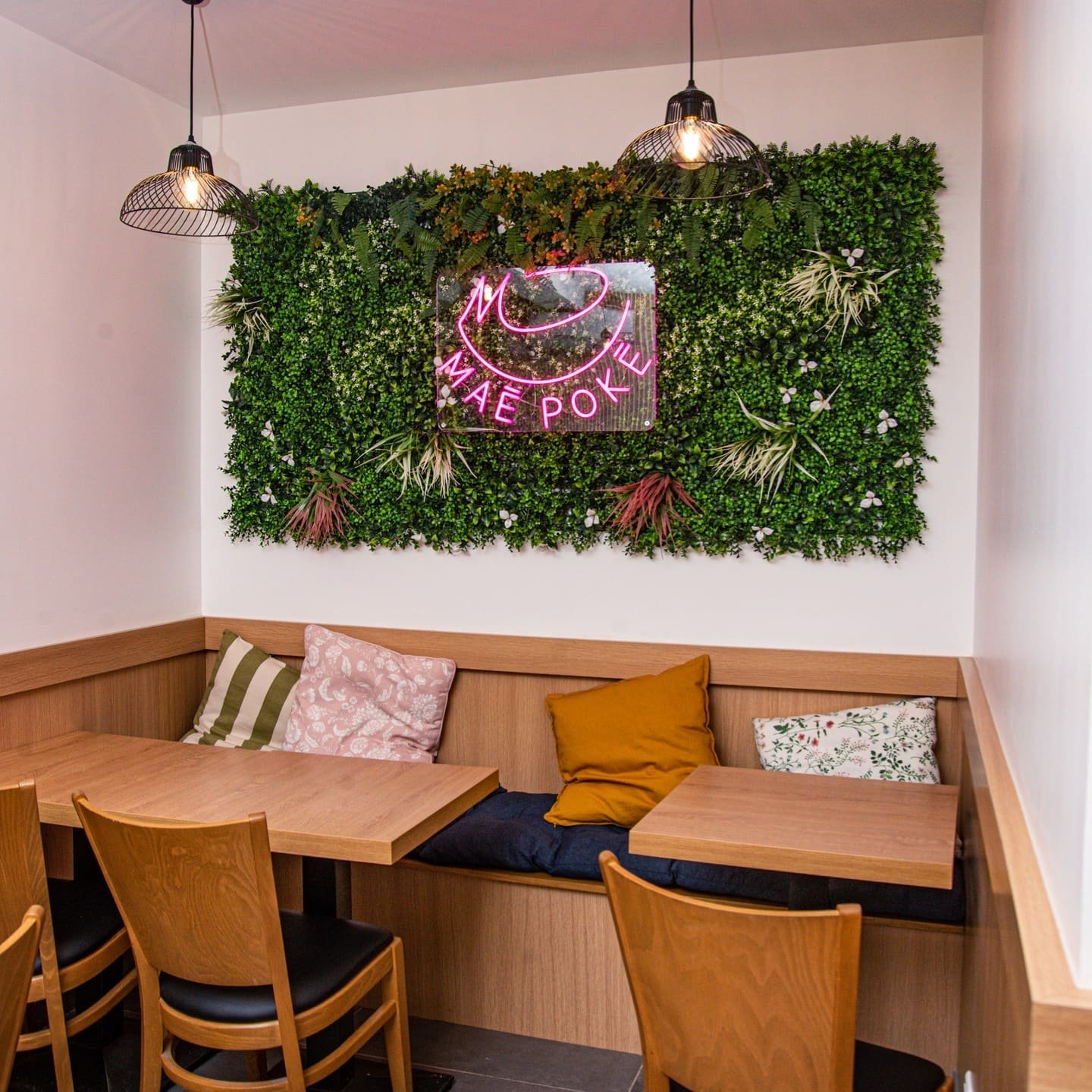Intérieur du restaurant, avec chaises et tables