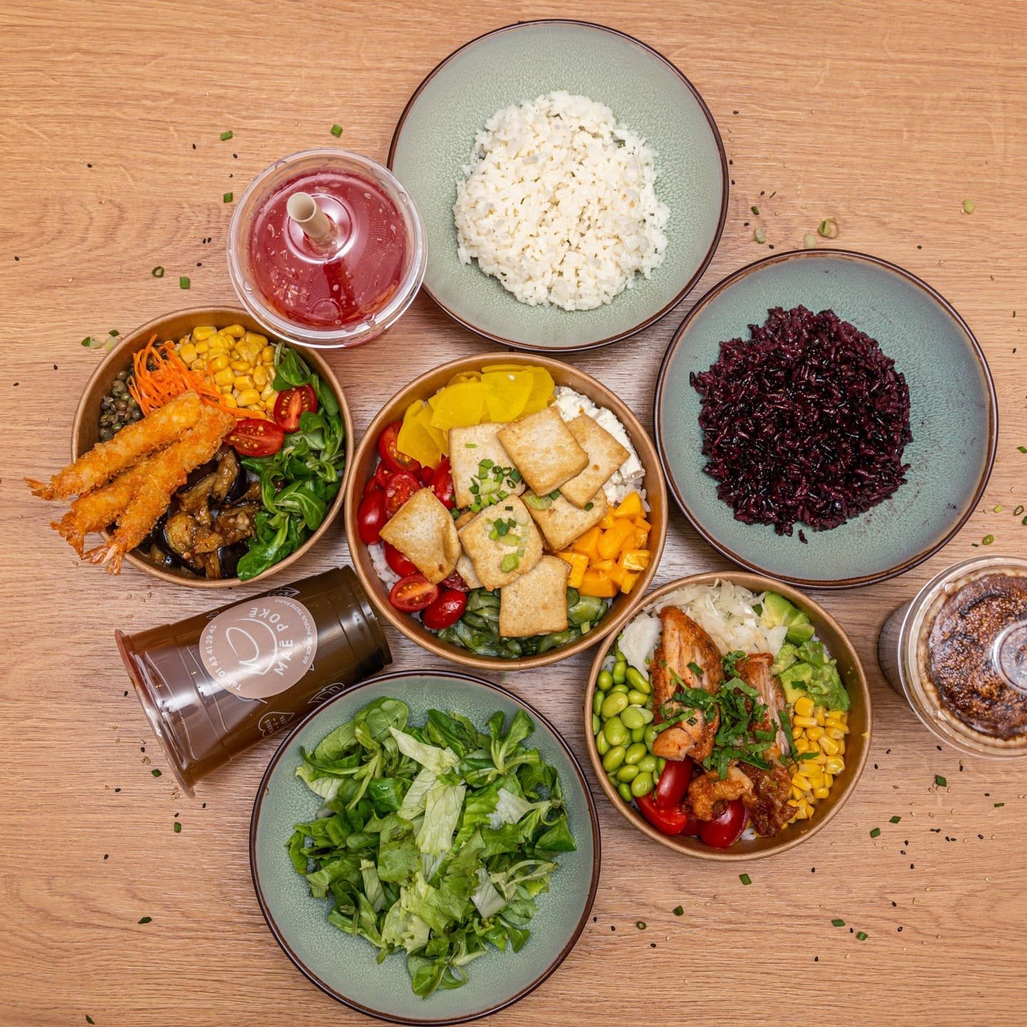Ingrédients frais, poké bowl, boissons exposés sur une table