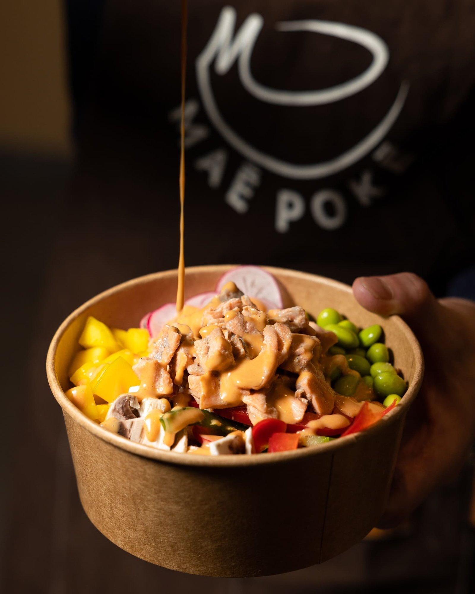 Une sauce qui coule sur un poké bowl