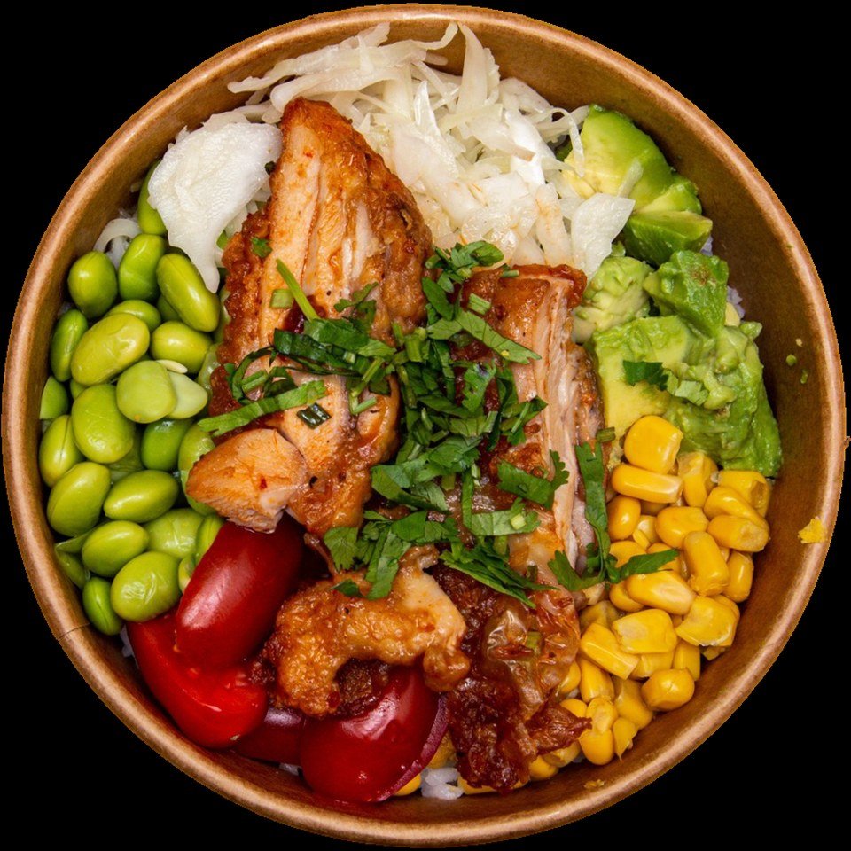Poké Bowl avec edamame, avocat, maïs, tomates et saumon mariné